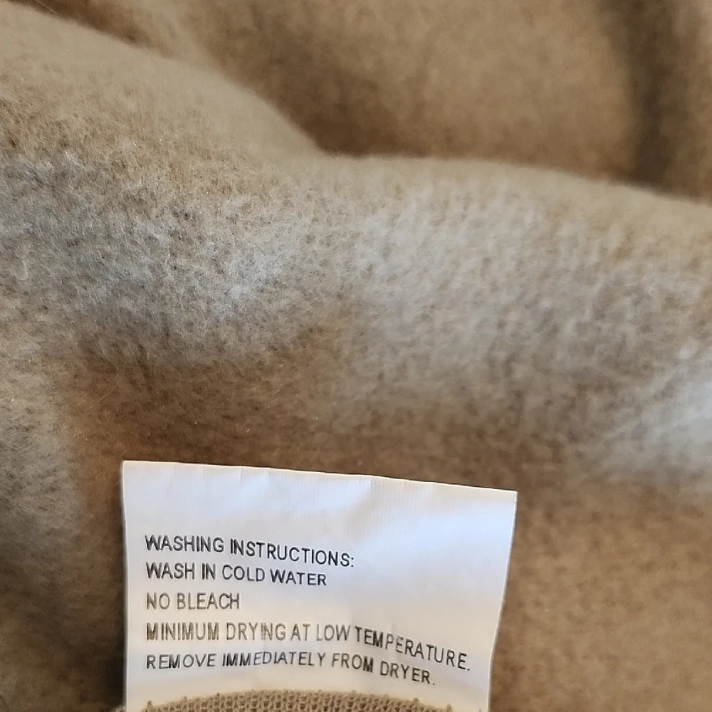 Queen Fleece Sheet Set Ultra Soft, Warm And Cozy So Luxurious Like New